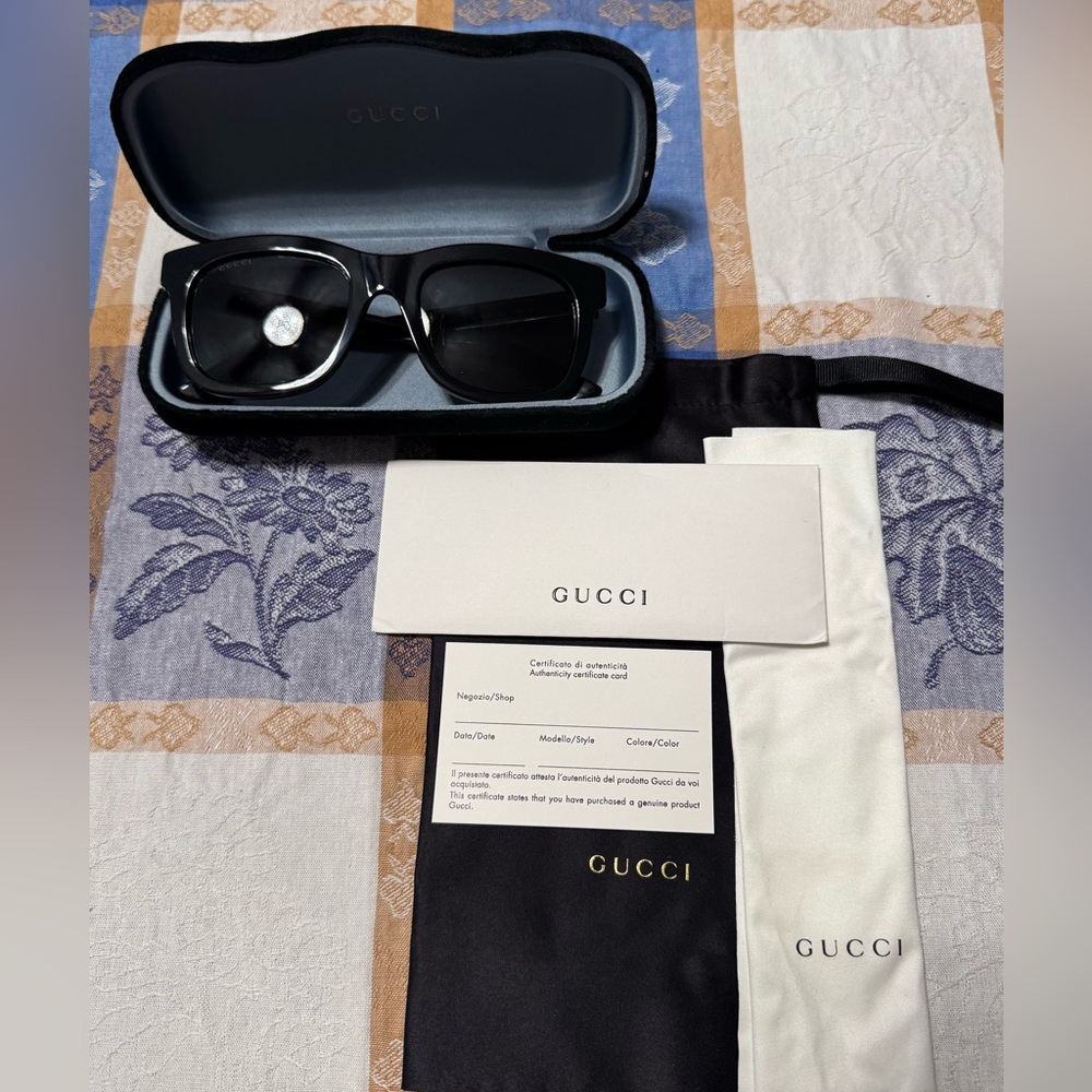 GUCCI Black Rectangular Frame Sunglasses with COA - Picture 6 of 7